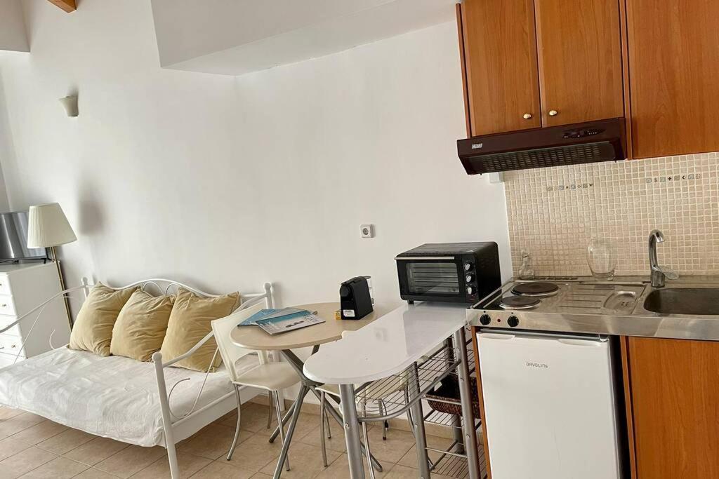 Studio Stay White Room กาลามาตา ภายนอก รูปภาพ
